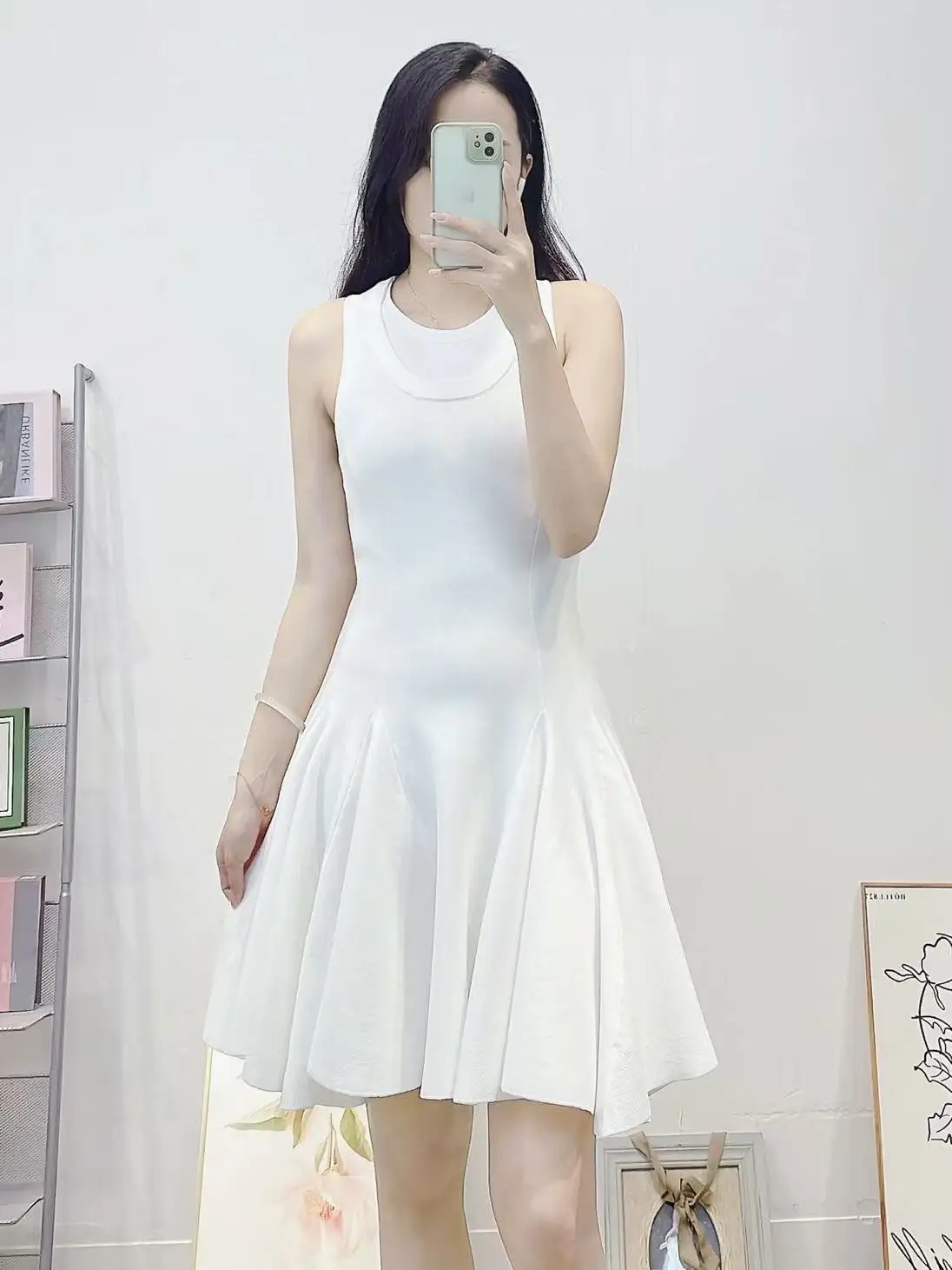 

This A-line dress is elegant, youthful, and slimming. It features A fishtail pleated sleeveless design