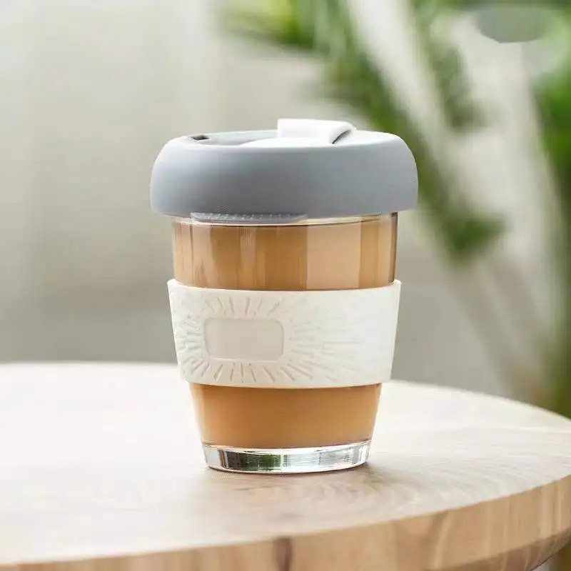 

A disposable modern glass coffee tea cold brew cup with straw lid, dishwasher and microwave safe, suitable for travel