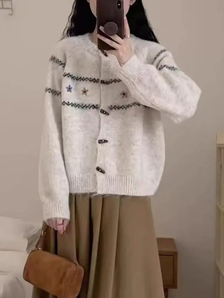 Sweter damski z dzianiny z retro haftem kwiatowym, okrągły dekolt, luźny krój, modny, wyszczuplający, odmładzający, zapinany na guziki, długi rękaw...