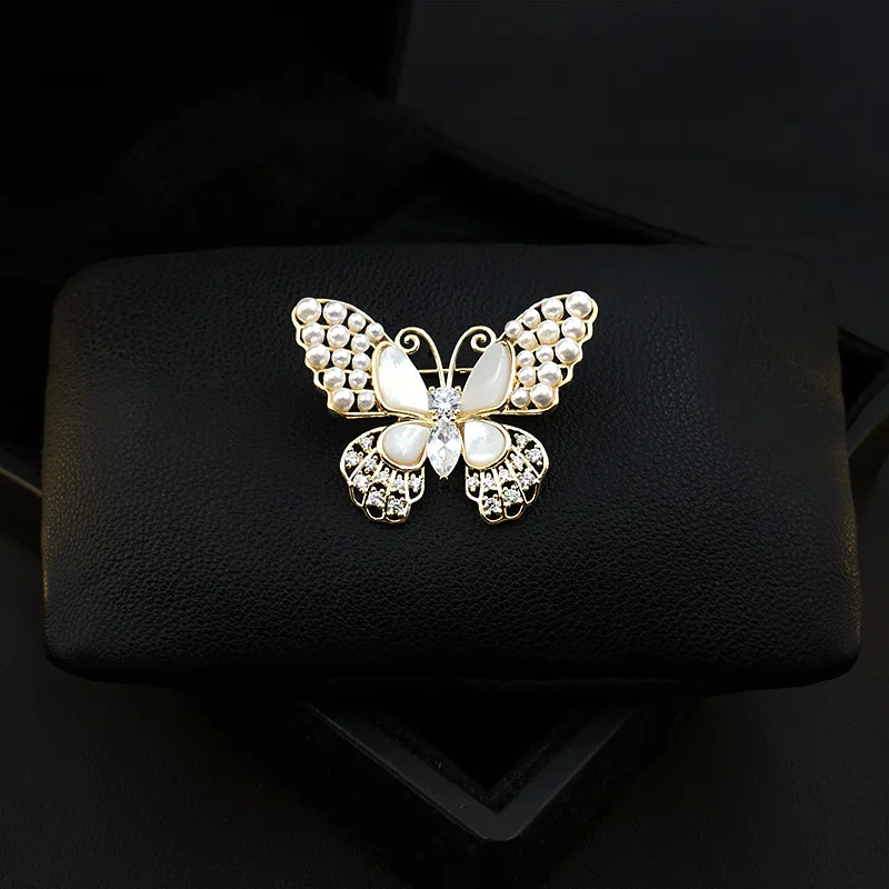 

1513 Exquisite Butterfly Brooch Women's Suit Neckline Corsage Sweater Insect Pin Pearl Shell White Jewelry All-Match Accessories