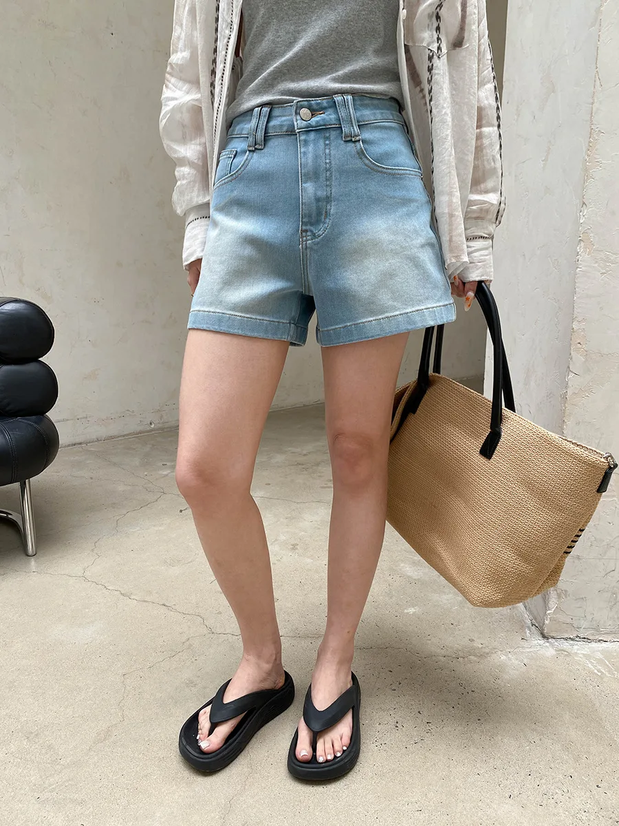 Sommerliche Damen-Casual-Shorts aus Denim in einfarbigem Design mit weitem Bein und A-Linie, figurschmeichelnd und als Hotpants geeignet. – Detail 23