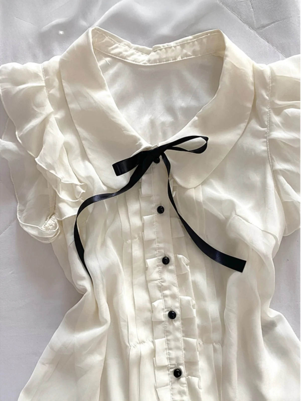 เสื้อชีฟองคอวีสไตล์วินเทจสำหรับผู้หญิง รุ่น Ele White Doll Collar ผ้าคอตตอนผสม ใส่สบาย เหมาะสำหรับฤดูร้อน แฟชั่นทันสมัย