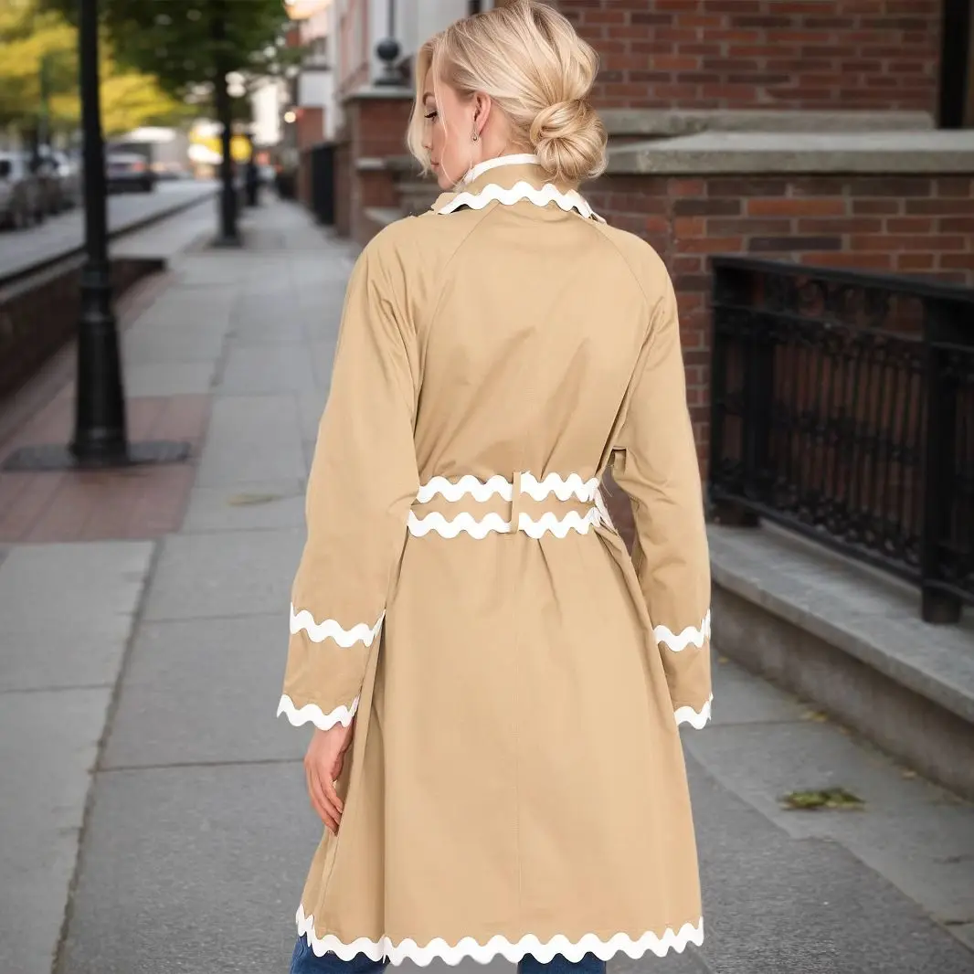 Biała marynarka z plisowanym kołnierzykiem, dwurzędowym zapięciem i podkreśloną talią oraz dwurzędowym zapięciem z przodu.