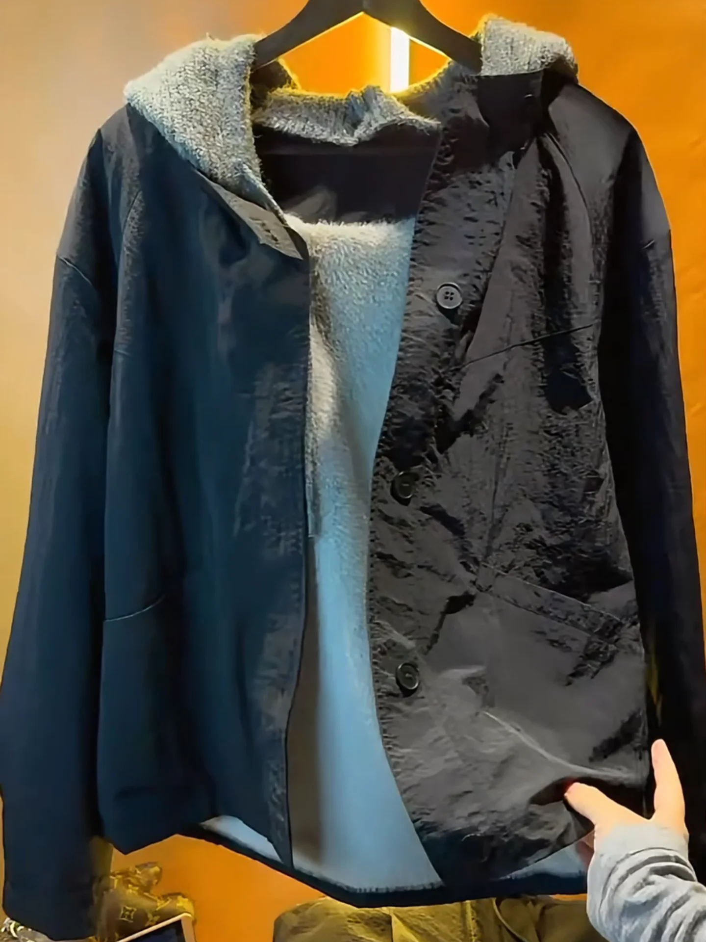 

Высококачественная мужская куртка с капюшоном, простая, модная, с лоскутным дизайном, теплая верхняя одежда, свободный крой, повседневный стиль.