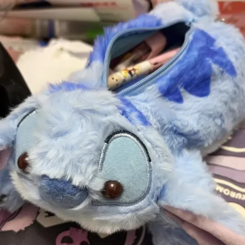 Caja de lápices de 20CM de Disney Lilo & Stitch, juguete de peluche de Anime, marioneta de mano de punto encantador, almacenamiento de escritorio, regalo creativo de cumpleaños para niños