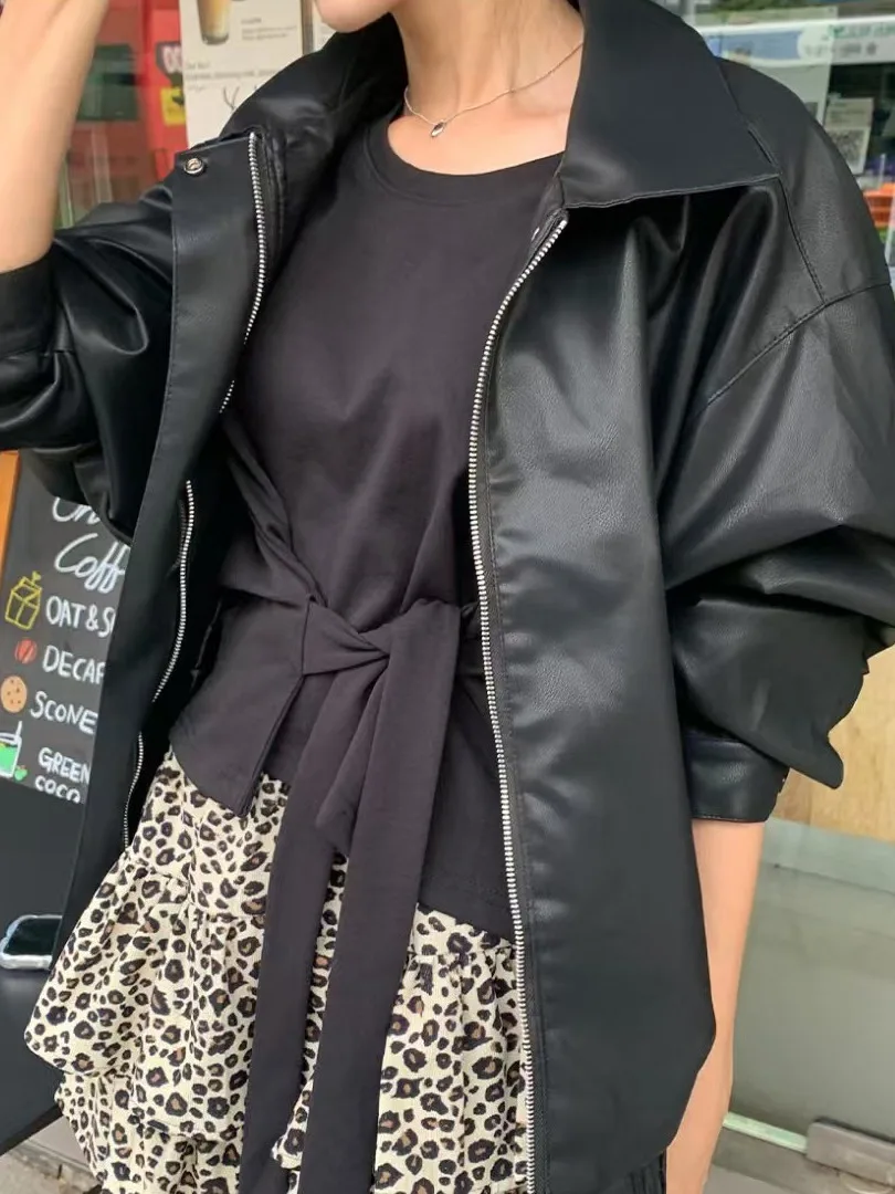 เสื้อแจ็คเก็ตหนังสไตล์เรโทรฮ่องกงสุดชิคสำหรับผู้หญิง ฤดูใบไม้ร่วง ฤดูหนาว แฟชั่นใหม่ สไตล์ลำลอง ช่วยให้ดูผอมเพรียว ใช้งานได้หลากหลาย เสื้อแจ็คเก็ตสุดฮิต