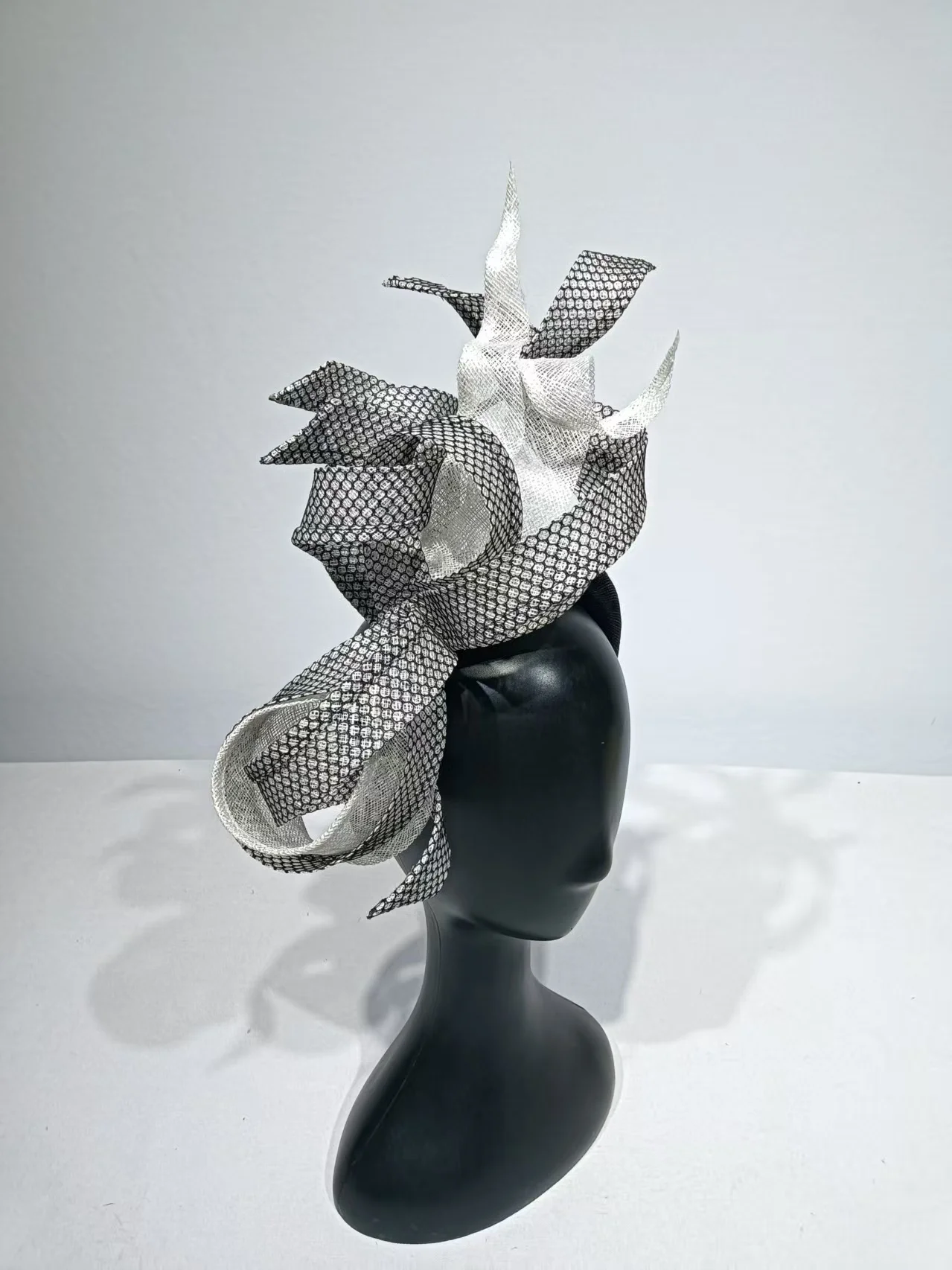 Handmade หมวกดอกไม้สําหรับผู้หญิงหมวกโบสถ์ผู้หญิงสุภาพสตรีชุด Sinamay DERBY หมวกสวมใส่