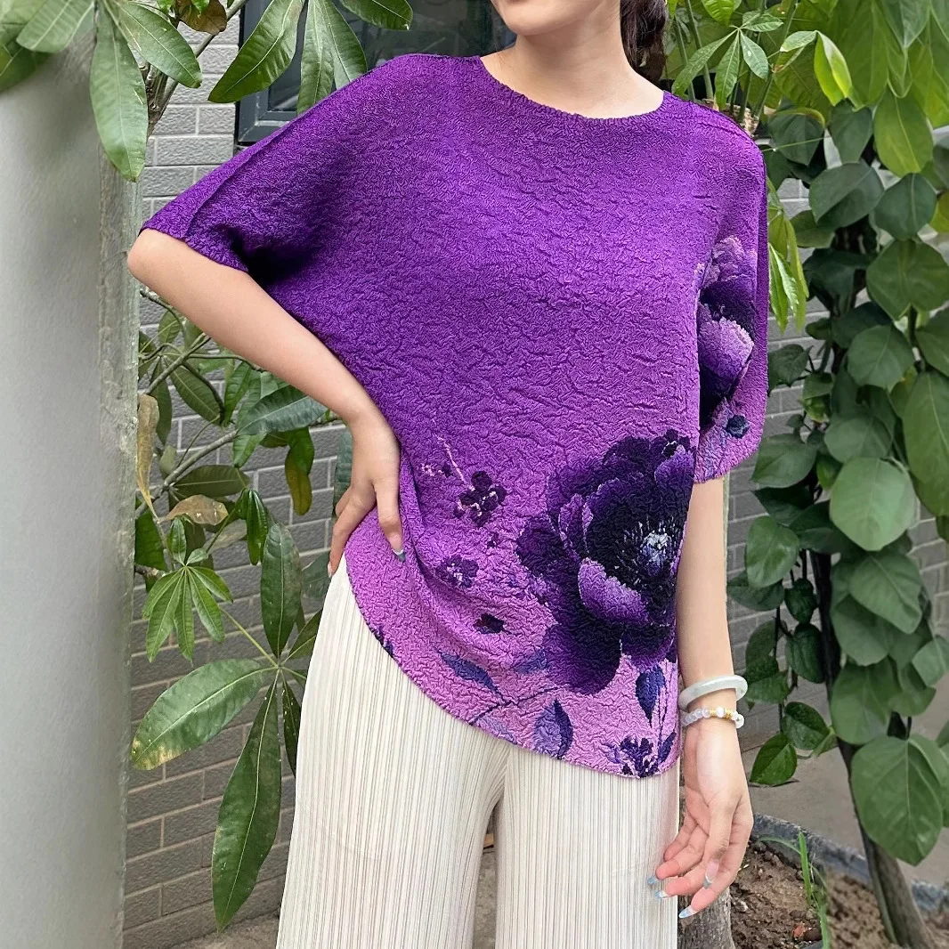 

Женский плиссированный топ с принтом Miyake, новинка лета 2025, модная свободная темпераментная футболка с рукавами «летучая мышь» и коротким рукавом