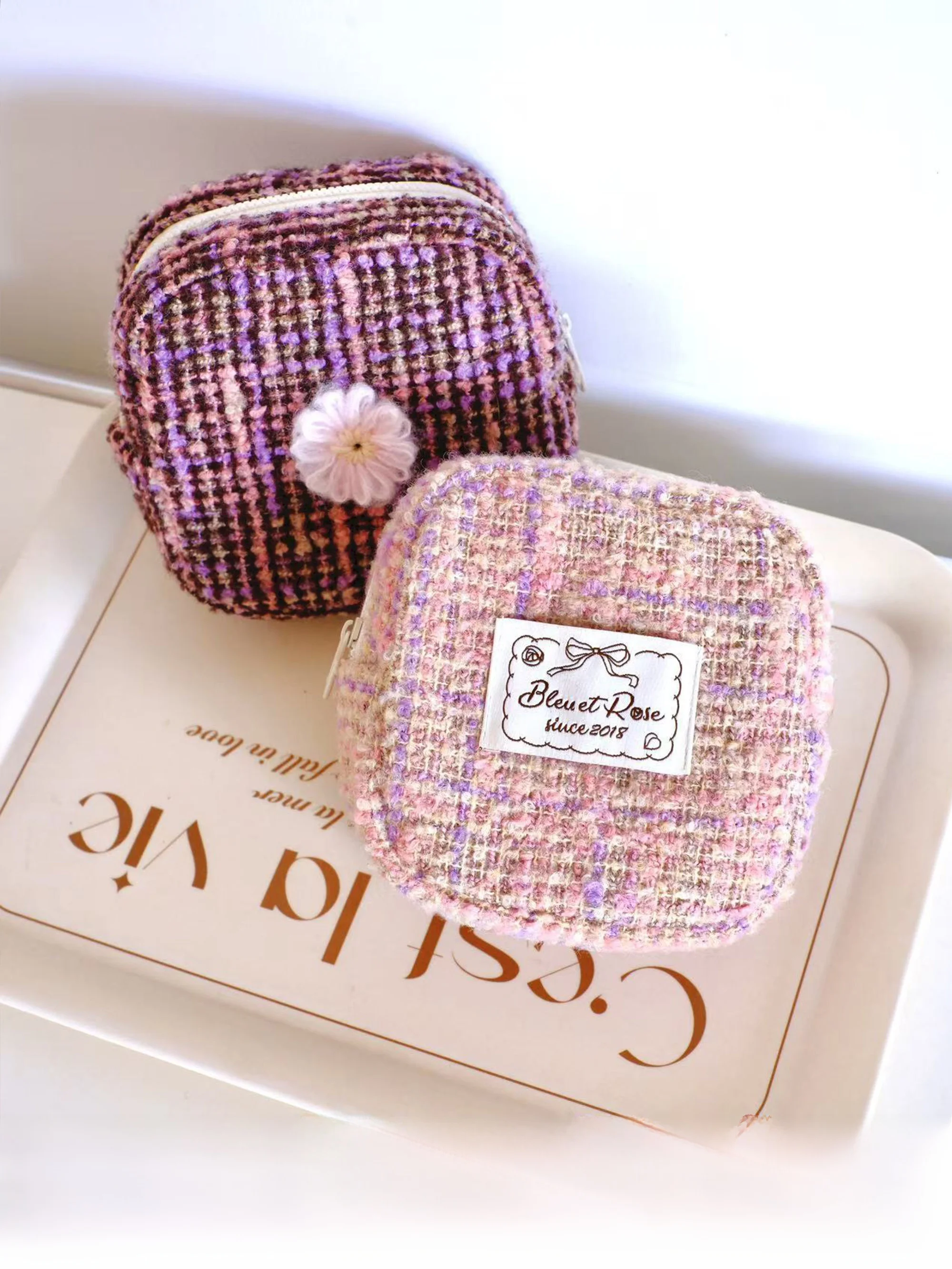 

Original Bleu Et Rose Fluffy Fabric Floral Patterned Compact Makeup Bag Storage Bag Cube Shape Design Zipper Closure Home Org...