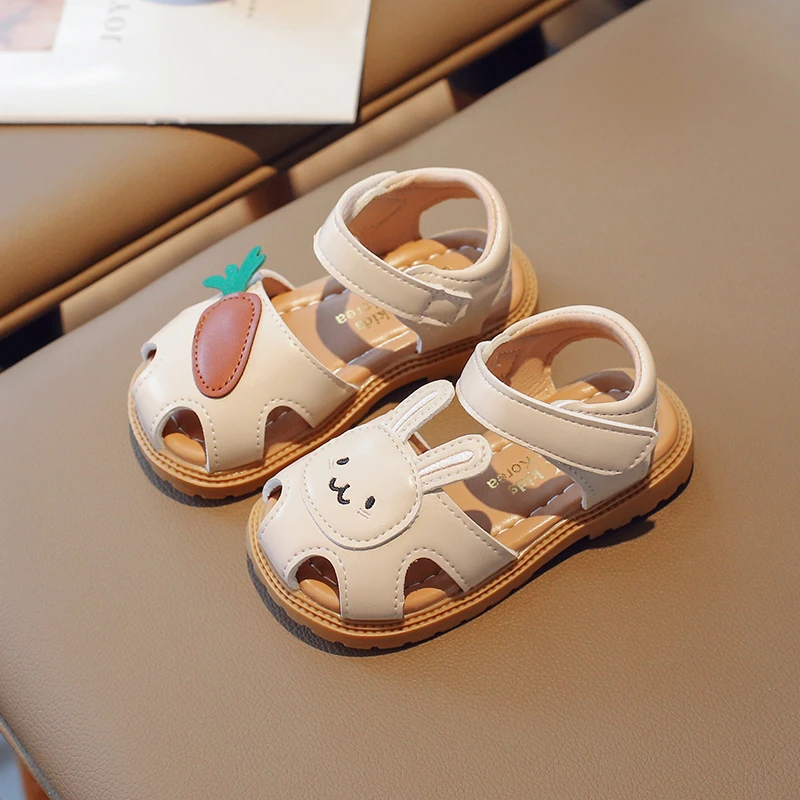 Estate Toddler Girls sandali Cute Cartoon Rabbit carota bambini sandali piatti 2024 nuovi bambini causali scarpe da spiaggia scavate morbide