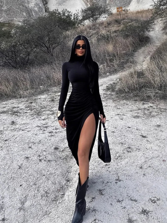 ボディコンドレス ボディプリント 女性 森林 森林に覆われた緑の空間 葉っぱが茂った松の木 香りのよい野生生物がいっぱいの小道を歩く