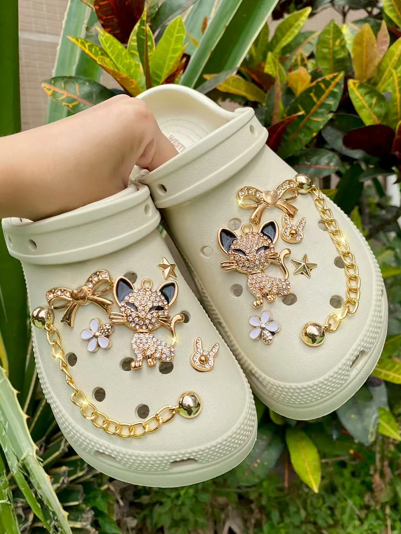 

12 pieces of golden fashion cat, ABS golden pearl chain, flower, rabbit head, star shoe buckle DIY decorations, multi-functional