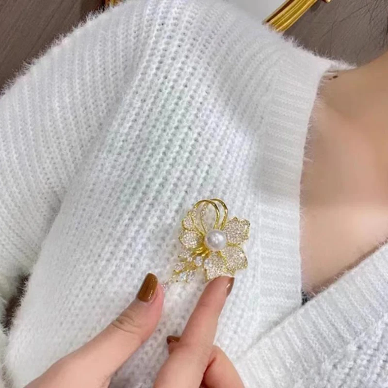 Spille a forma di fiore smaltato di nuova moda per le donne Squisito strass Perla Fiore Spille per abbigliamento eleganti Regali di gioielli per feste casual