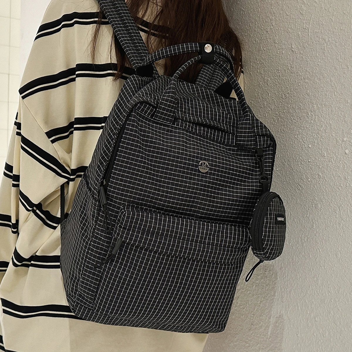 

Новая модель школьного рюкзака 2026 года для учащихся средней и старшей школы, легкий женский рюкзак с защитой позвоночника, вместительный мужской дорожный рюкзак