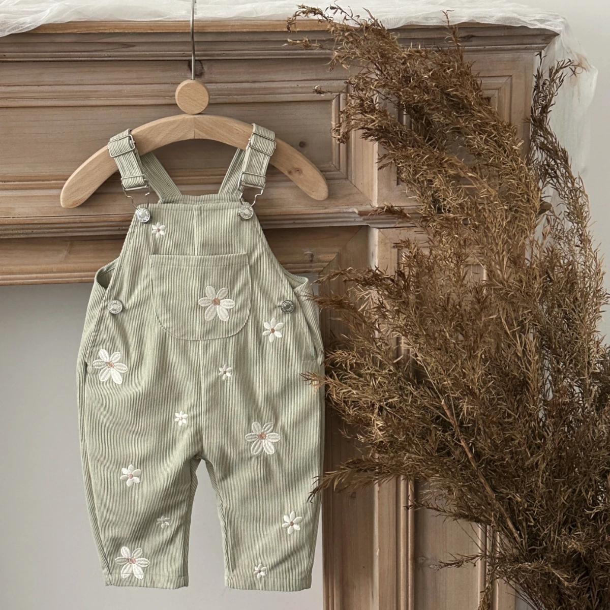 Koreanischer Stil Baby Jungen Mädchen Overalls Gänseblümchen-Stickerei Denim-Latzhosen Kinder-Overalls für Frühling Herbst 0-3 Jahre – Detail 7