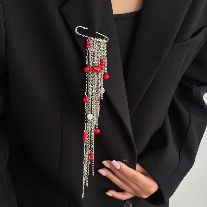 Hip-hop Red Ceramic Beads Tassel Horse Pony Pendant Brooches for Men Women Suit Pin Trousers Waist Adornment Fixed Pin Jewelry
