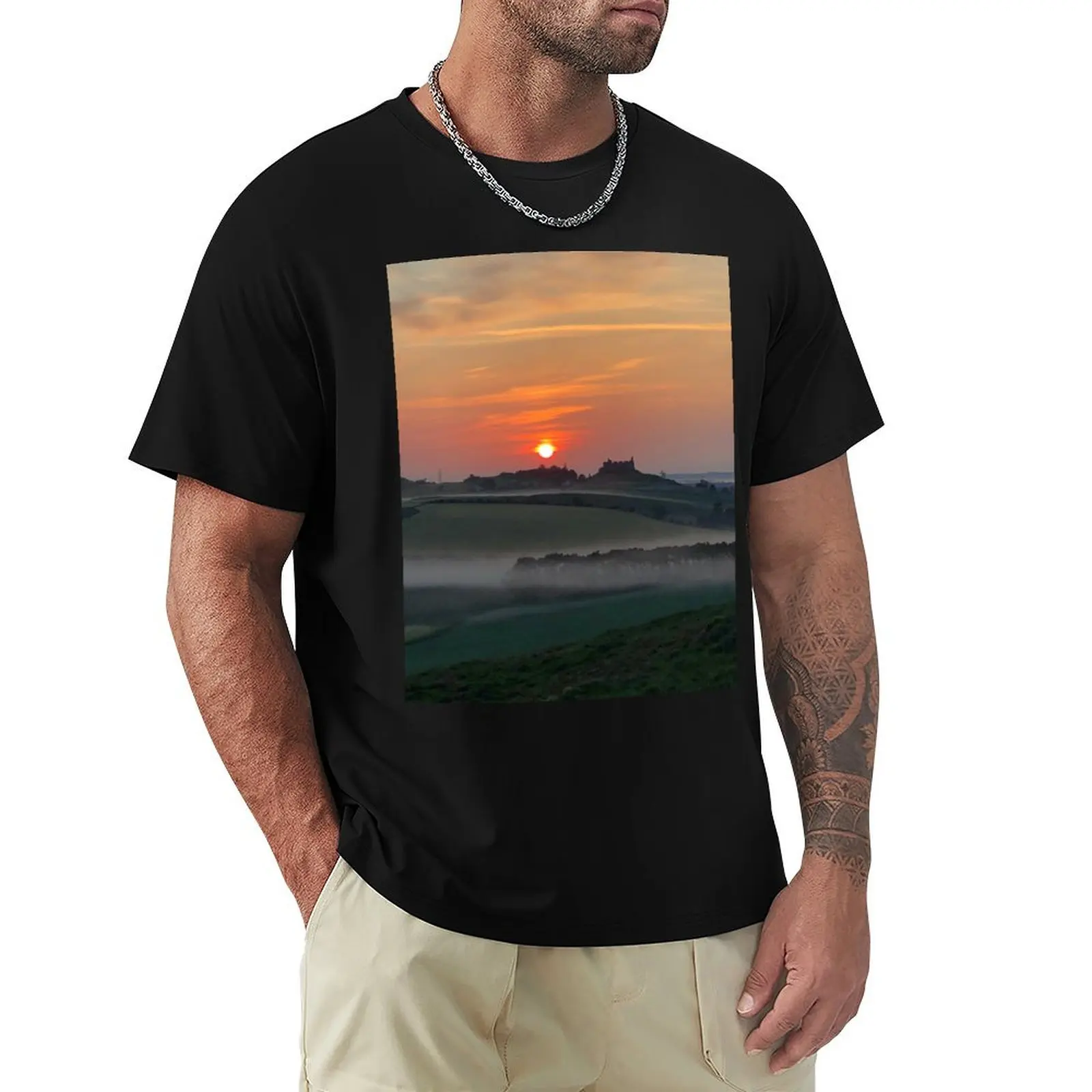 Camiseta informal para hombre con estampado de la bruma del amanecer sobre el Castillo de Hume cerca de Kelso, Scottish Borders