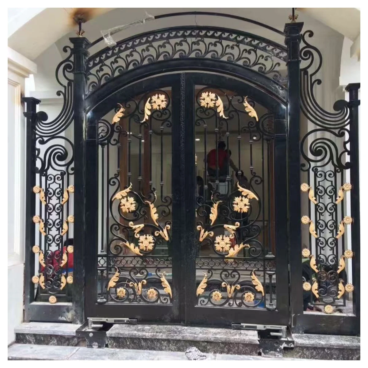 Luxury Classical European Arched Top Forged Iron Double Gate with Decorative Gold Finishing