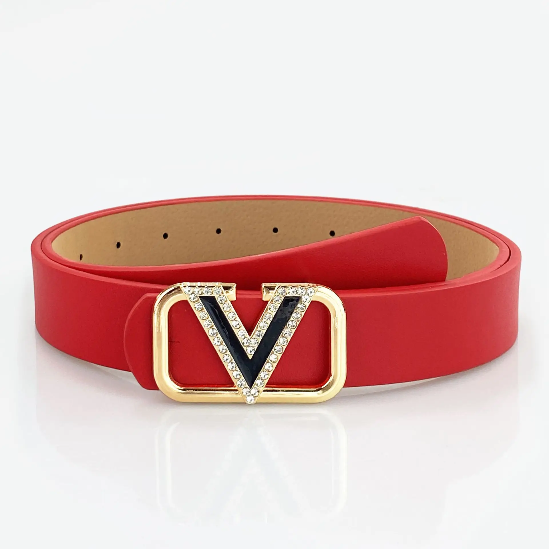 Женский ремень 2025 года с бриллиантовыми буквами и V-образными пряжками с высококачественным и модным поясом для женщин
