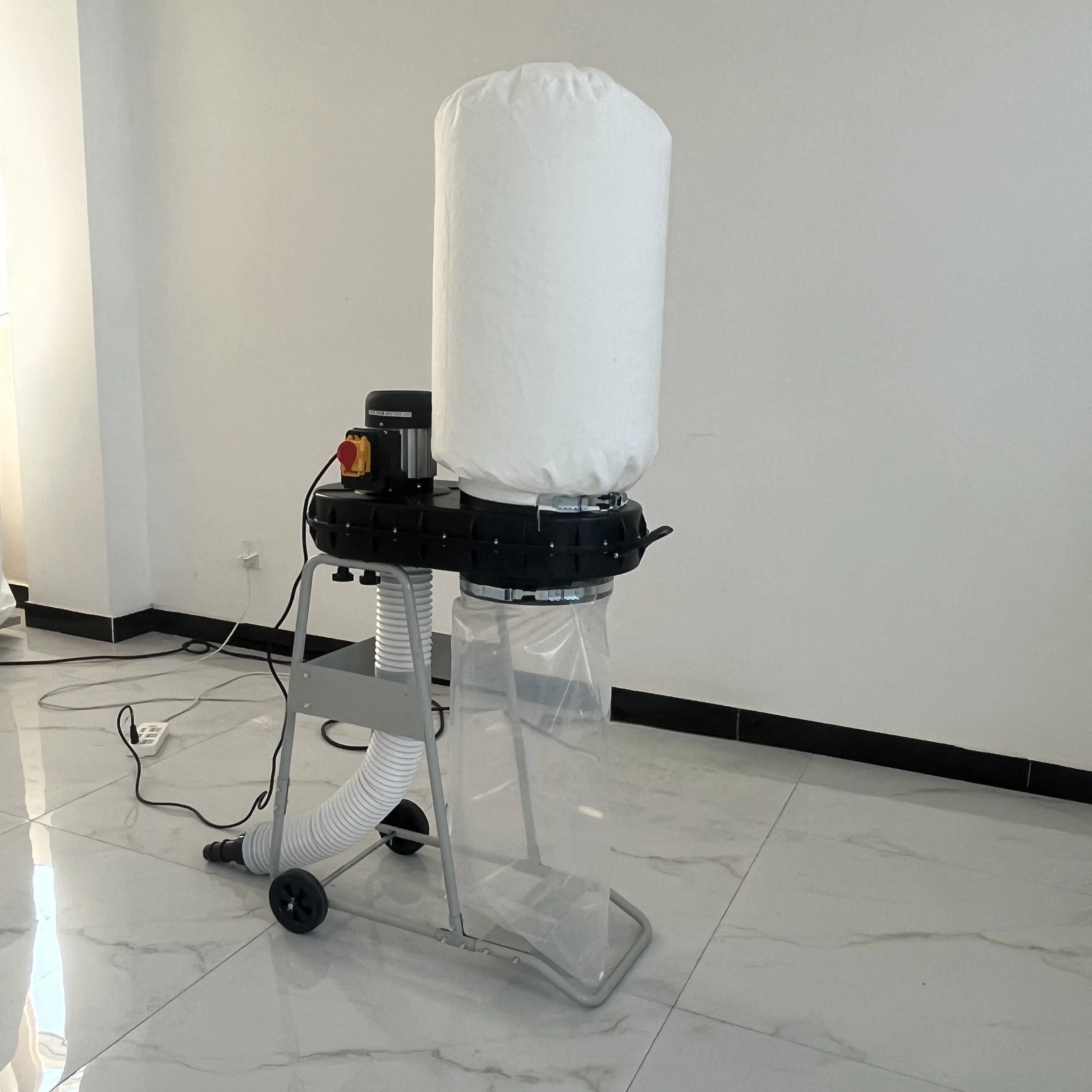 Collettore di polveri per macchine per la lavorazione del legno con componente motore essenziale