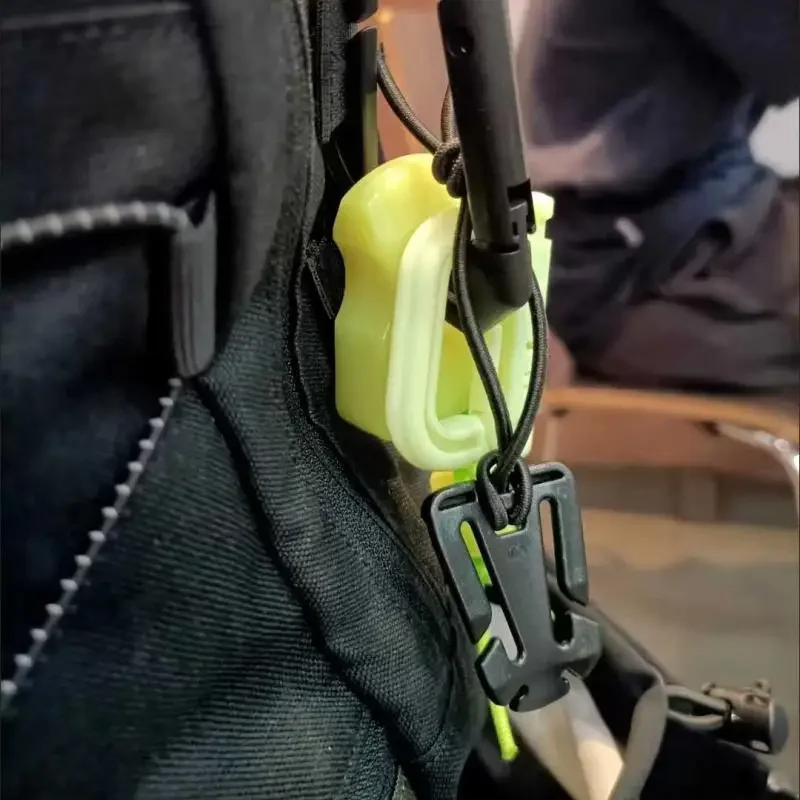 1 قطعة أدوات إنقاذ في الهواء الطلق EDC أداة حماية المفاصل مضيئة قلادة عصابة المفاتيح اليد الديكور مظلة حبل حقيبة قلادة