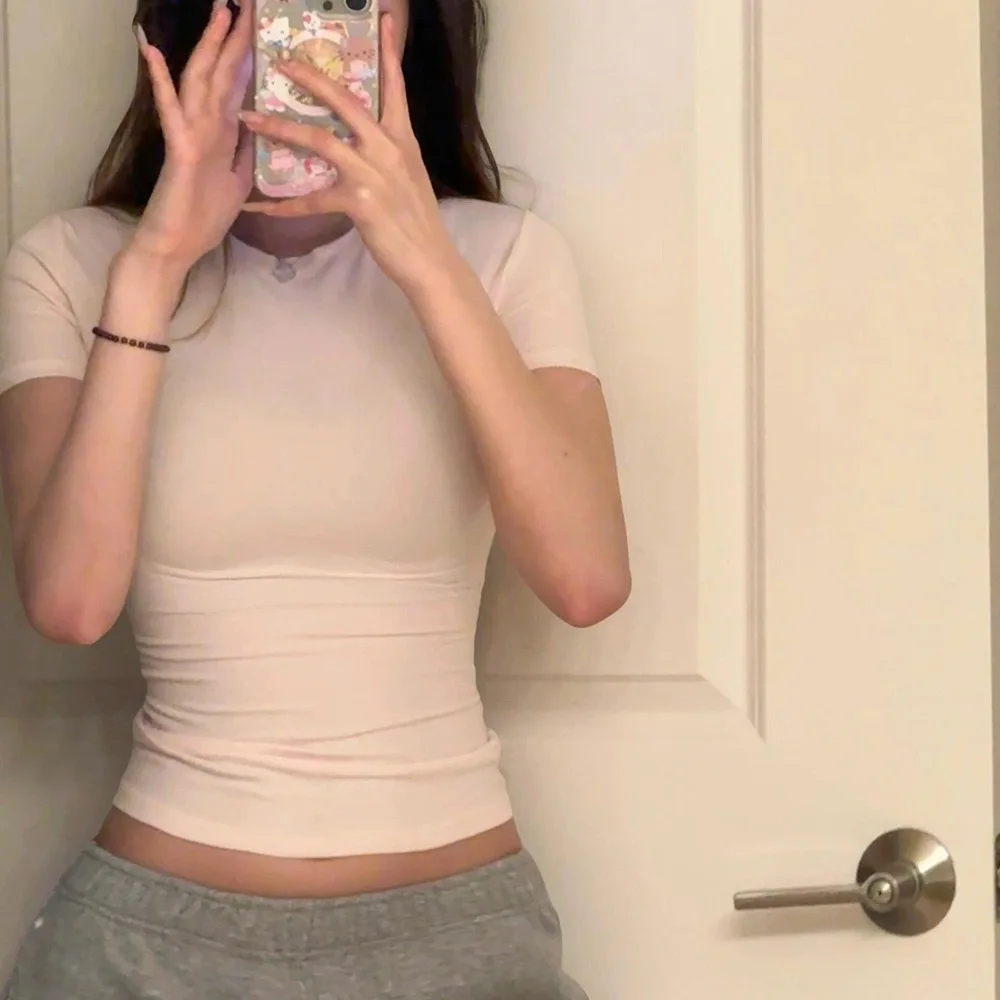 

Футболка Kardaian Ultra Soft из лиоцелла, эластичная, трикотажная, с коротким рукавом, облегающая, подчеркивающая изгибы, комфортная, дышащая, влагоотводящая.