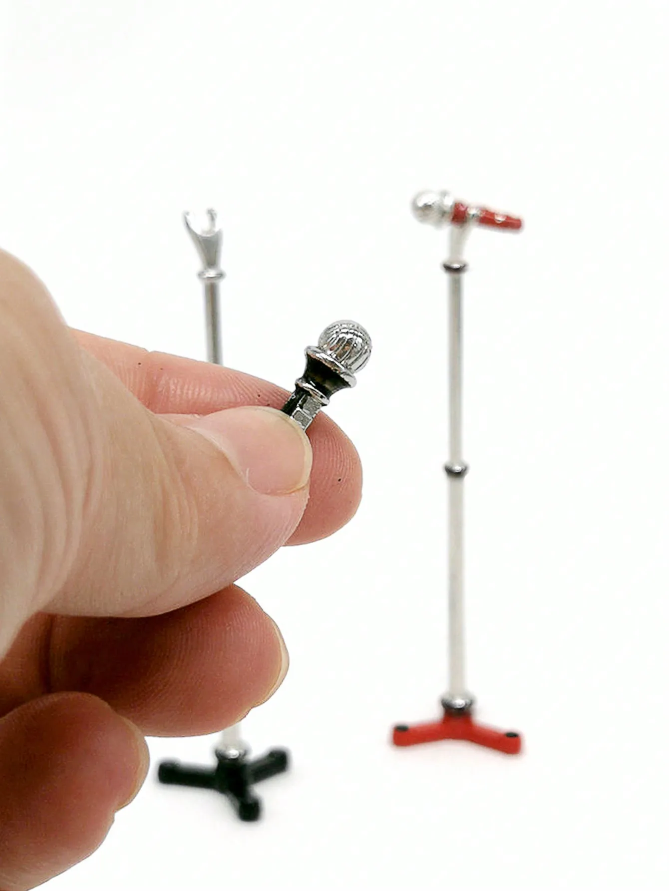 Miniatur-Metallmikrofon im Maßstab 1:12 mit Ständer für Puppenhaus, Mini-Simulations-Musikdekoration, Möbeldekor-Geschenk