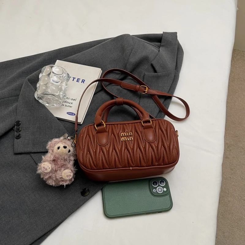 

Trendy Simple Handbag For Casual Women With High-End Leather And Minimalist Logo Design