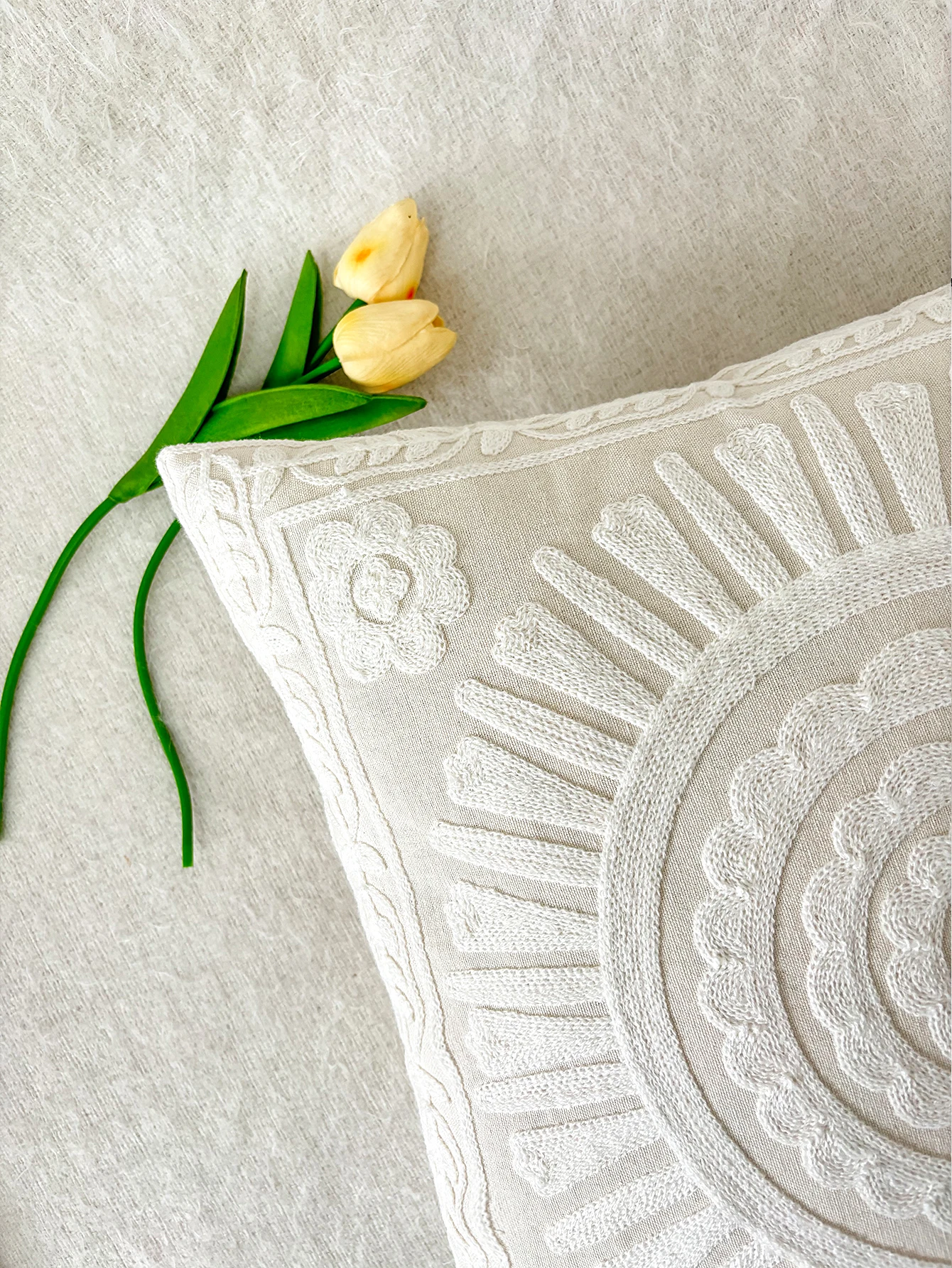 1pc, White French-Style Floral Pattern Woven Polyester Zipper Closure Pillow Cover - Simple Chic Bedroom Decor