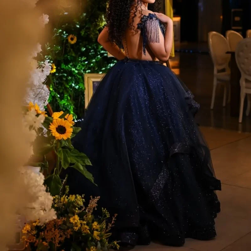 Gaun Quinceanera biru tua mengkilap dengan lapisan renda, model off-shoulder, hiasan bunga tulle, vestidos de 15 Quinceanera ﻿ Disesuaikan