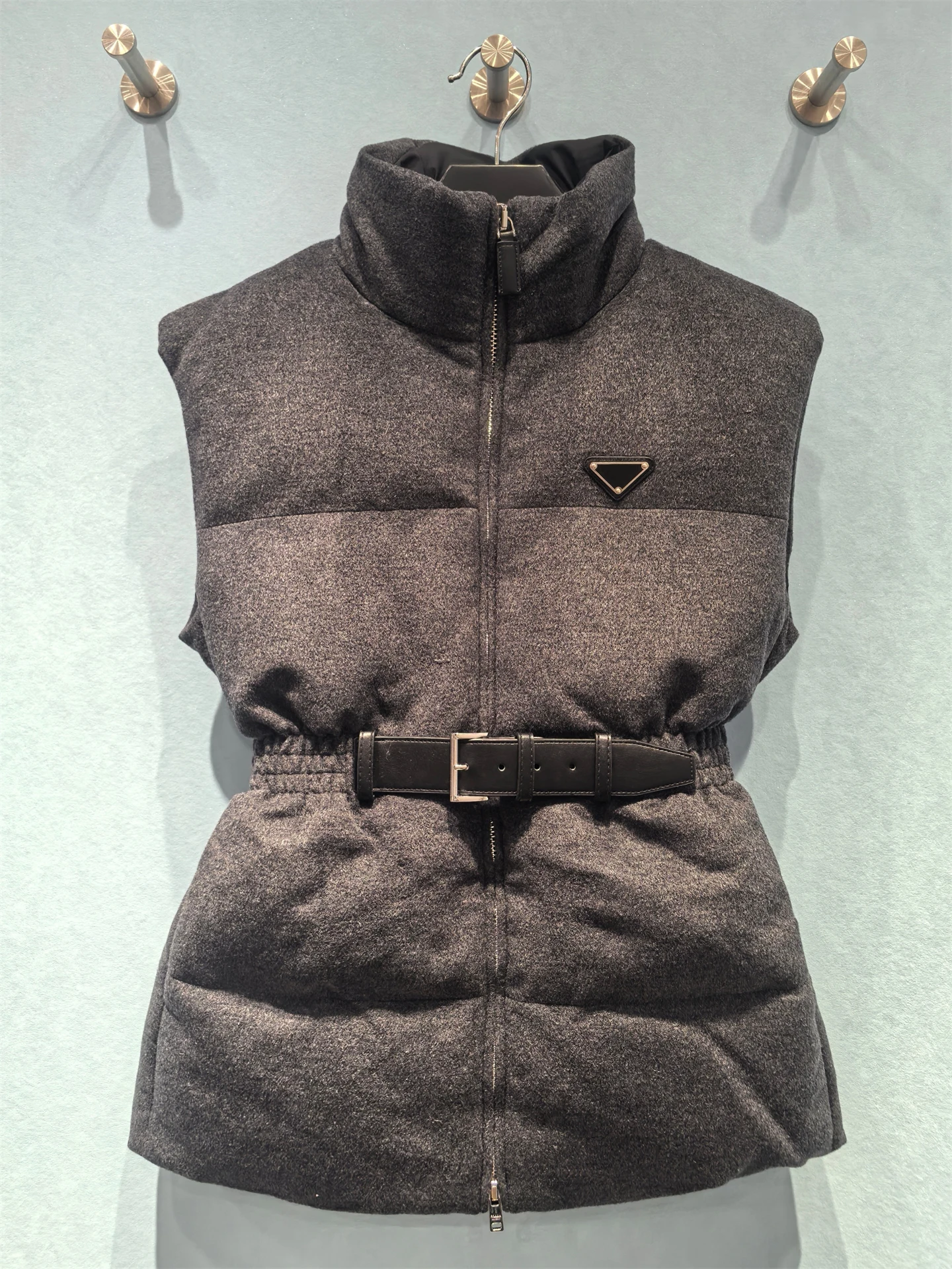 2025秋冬新作 レディース スタンドカラー レザーベルト付き パファーベストコート