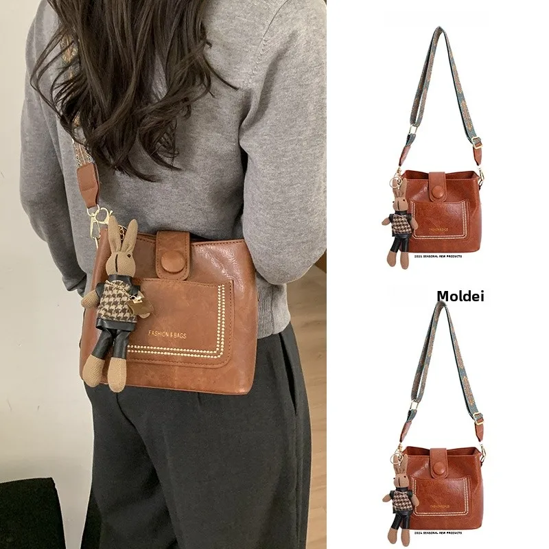 

Осенне-зимняя модная маленькая сумка-вед, женская сумка через плечо для телефона, коричневый ремень, модный коврик, дизайн, новинка 2025 года