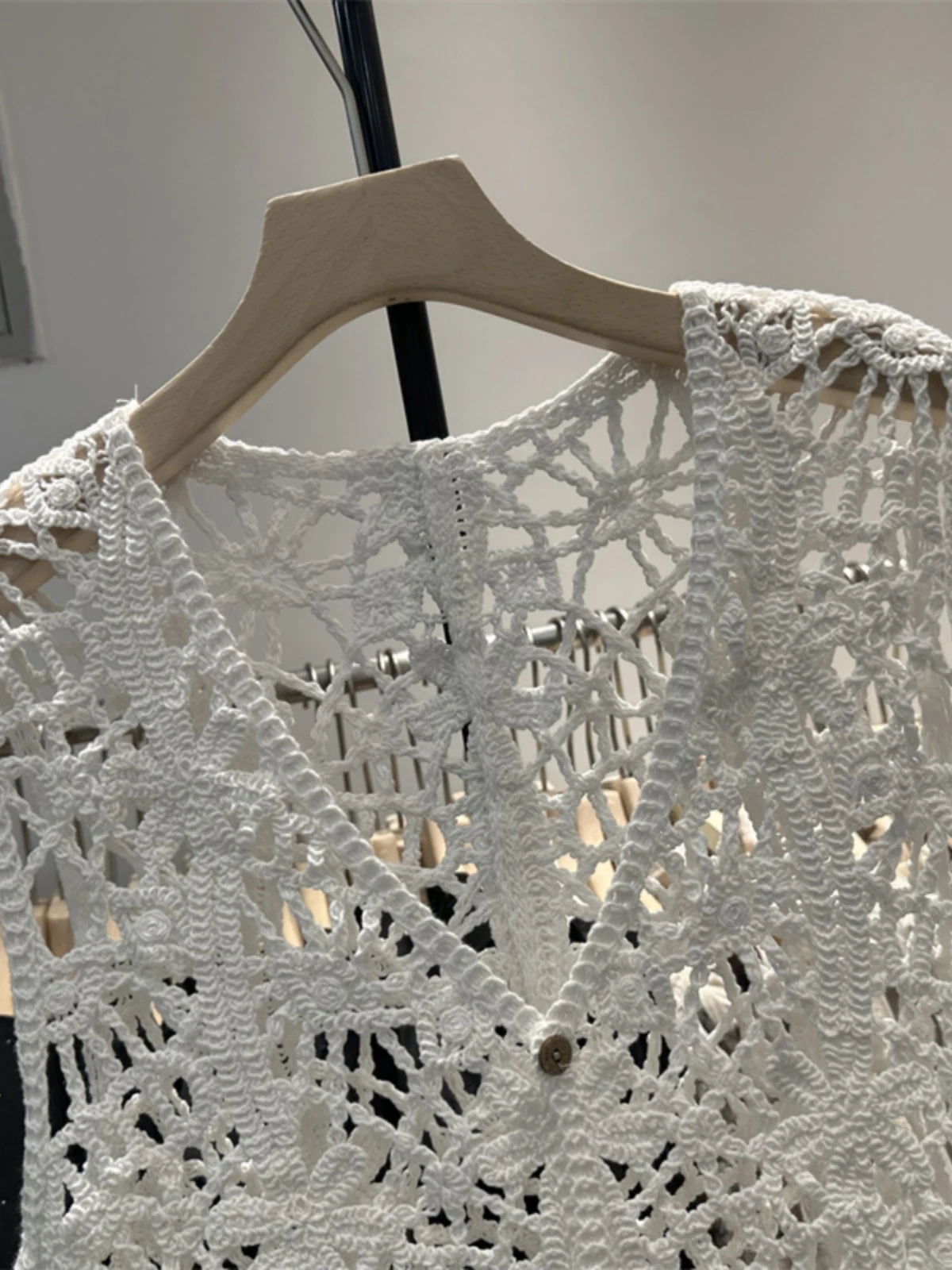 سترة نسائية صيفية بدون أكمام بتصميم محبوك وياقة على شكل V مع فتحات، ملابس خارجية قصيرة بلون واحد للعمل موديل 2025