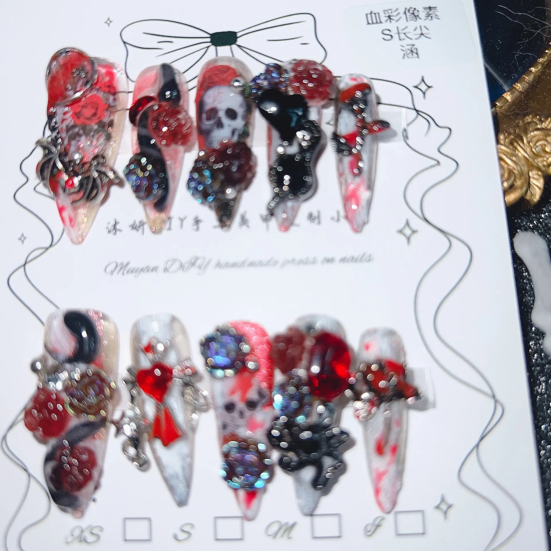 เล็บปลอมลายกอธิคพิมพ์ลายพิกเซล พร้อมลายแมงมุมโลหะ หัวกะโหลก กุหลาบ หลายขนาด สีแดงเลือด ดำ ลายหัวกะโหลก กุหลาบ แมงมุมโลหะ