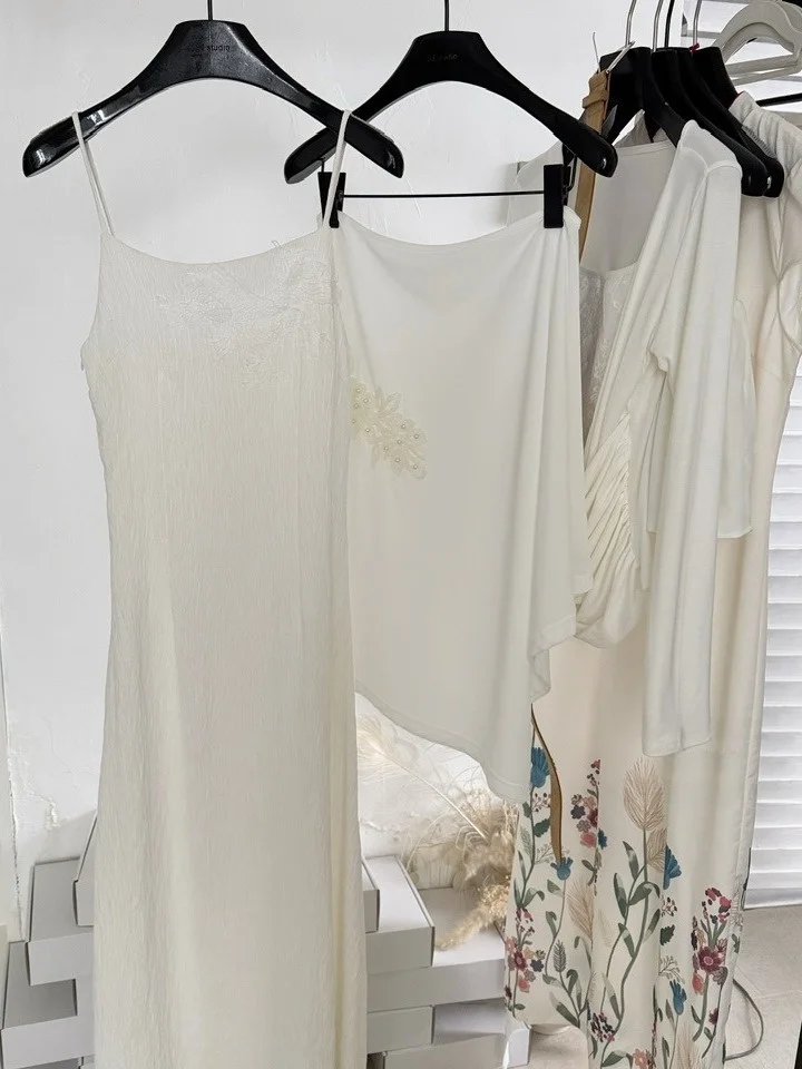 

Новый китайский комплект из двух предметов: мягкий белый топ на бретельках и свободная накидка. Летняя коллекция. Женская премиум-мода.