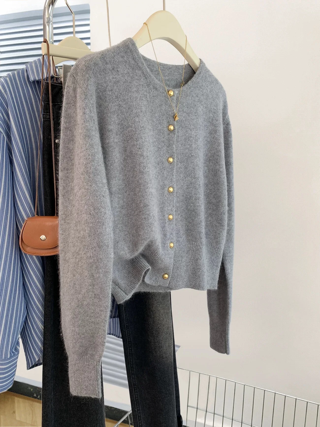 سترة نسائية عصرية جديدة للخريف والشتاء برقبة دائرية بلون سادة على الطراز الكوري سترة محبوكة مريحة بأزرار علوية -XZ273