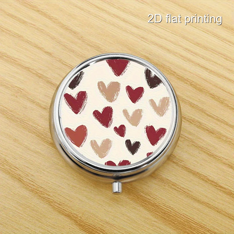Una sencilla caja de pastillas redonda en forma de corazón, un contenedor metálico multifuncional con 3 compartimentos para guardar pastillas, una caja de pastillas portátil del tamaño de un bolsillo, adecuada para hacer ejercicio al aire libre o para viajar, también apta para uso doméstico, y se puede utilizar como regalo de cumpleaños, regalo de Navidad o artículo de colección.