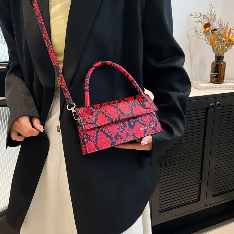 

Модная сумка-мессенджер с змеиным принтом 2026 года: нишевый дизайн, индивидуальный стиль, трендовая, универсальная, для милых и крутых девушек, сумка-тоут на плечо