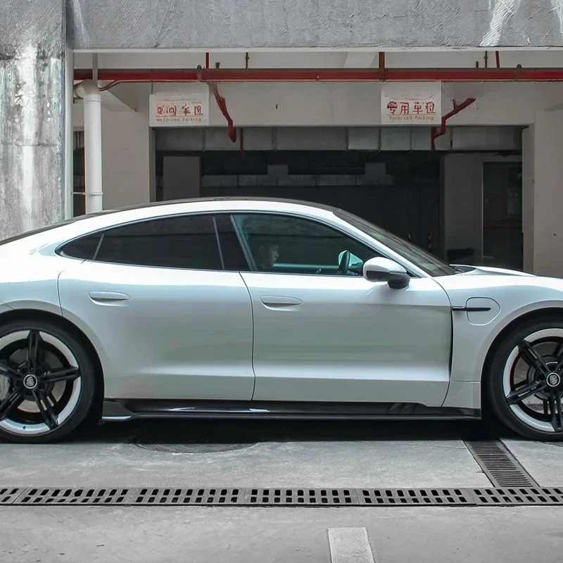 تنورة جانبية حصرية من أجزاء ألياف الكربون Prepreg لعام 2025 لسيارة Porsche Taycan 4S Cross Turismo