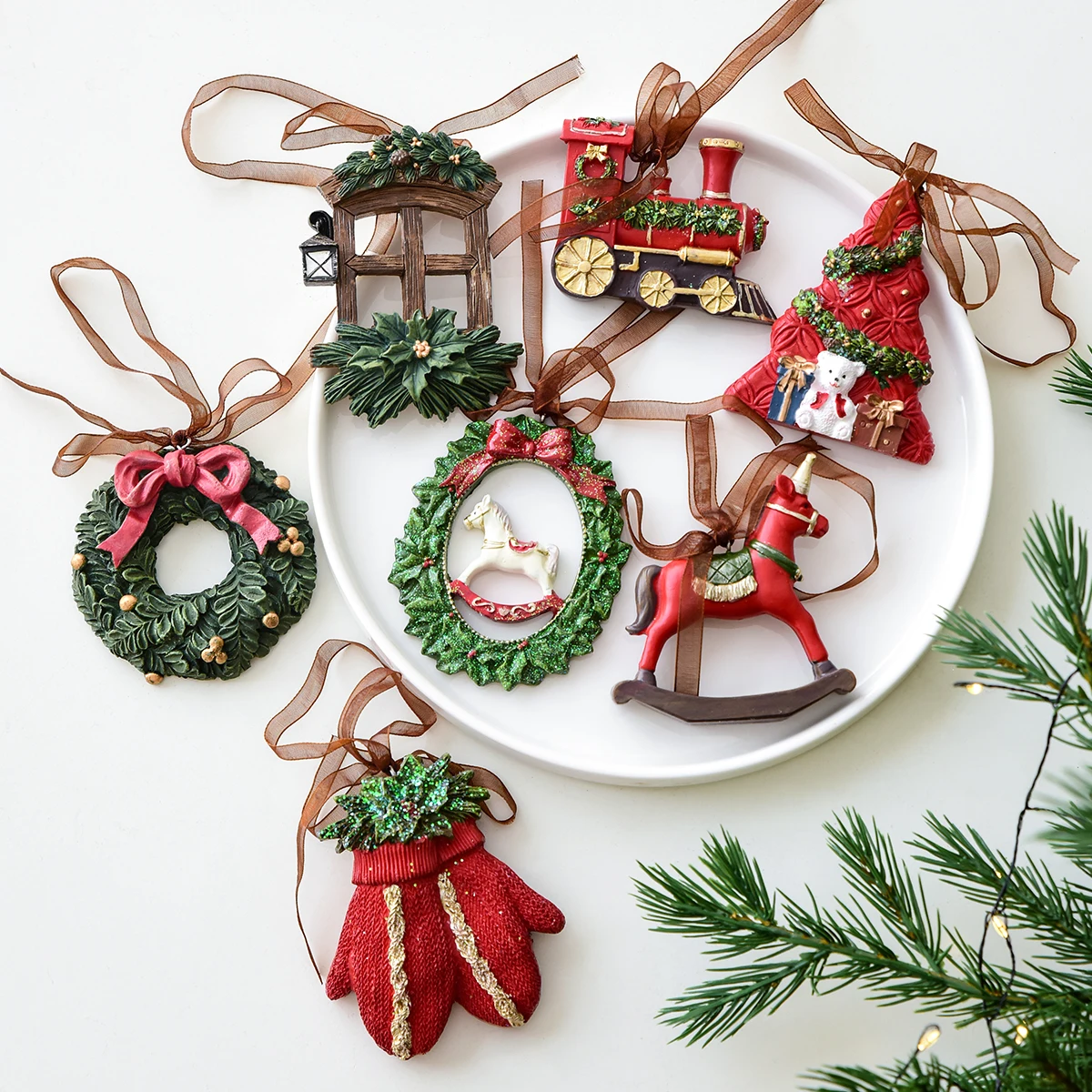 1 Stück Weihnachtskranz aus Kunstharz mit Glocke und Vogel als Hängeornament für Zuhause, Fenster, Weihnachten, Feiertage und Partydekoration