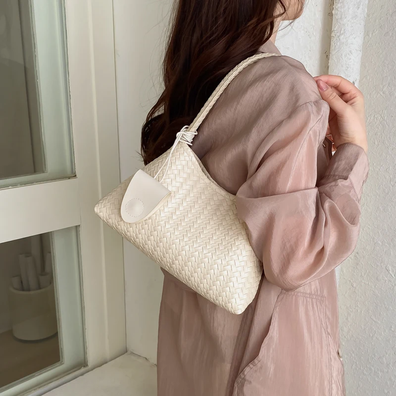 

2026 New Simplistic Ladies Single Shoulder Bag Retro Woven Leather Face Mother Bag Leather Decoration Women's Underarm Bag