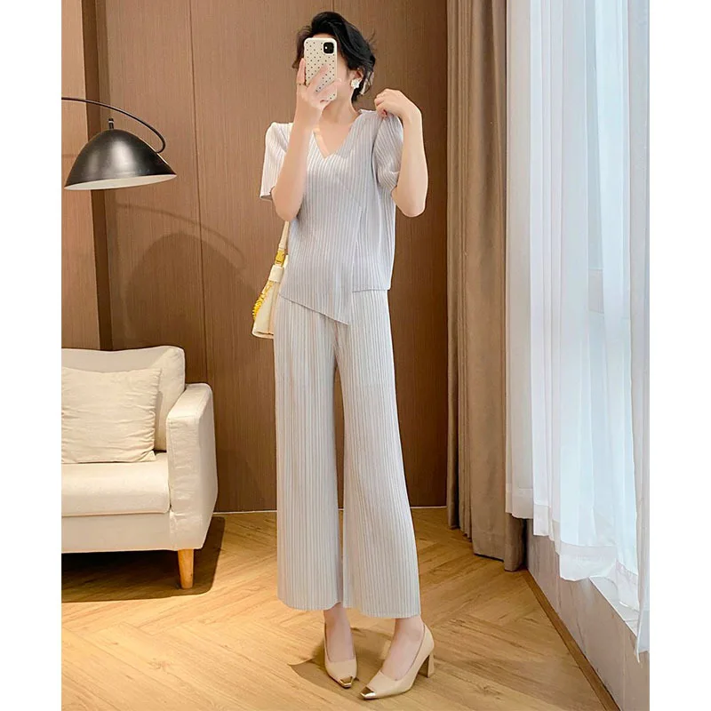 

Fashion Versatile Simple Temperament Pure Colour Leisure V-neck Top Pleated Half-body Skirt Two-piece Set Miyake 2025 Summer New