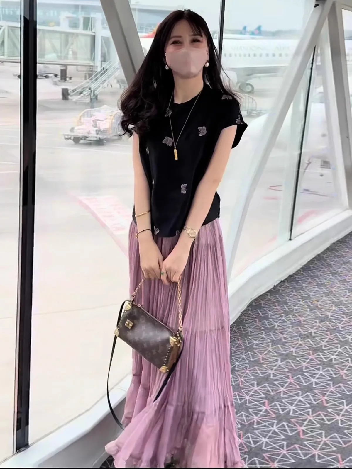 

Летний модный ретро-комплект: топ с вышивкой и пуговицами, юбка с высокой талией и вставками, элегантный образ