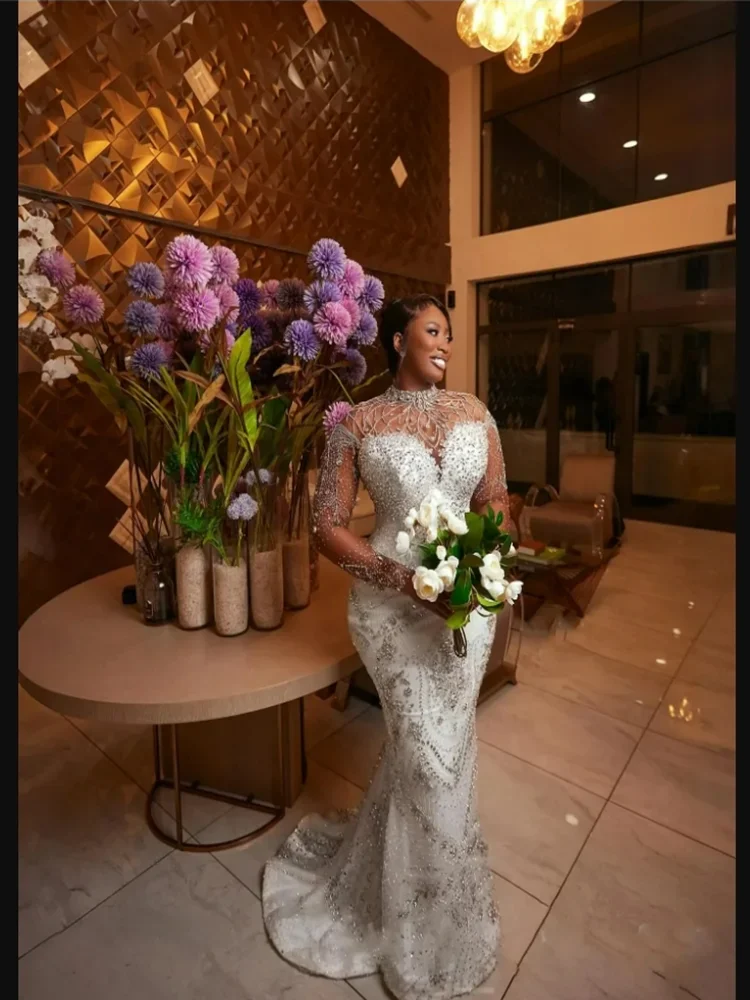 맞춤형 하이넥 반짝이는 크리스탈 비즈 웨딩드레스 신부용 롱 슬리브 브라이덜 가운 탈부착 가능한 스커트 포함