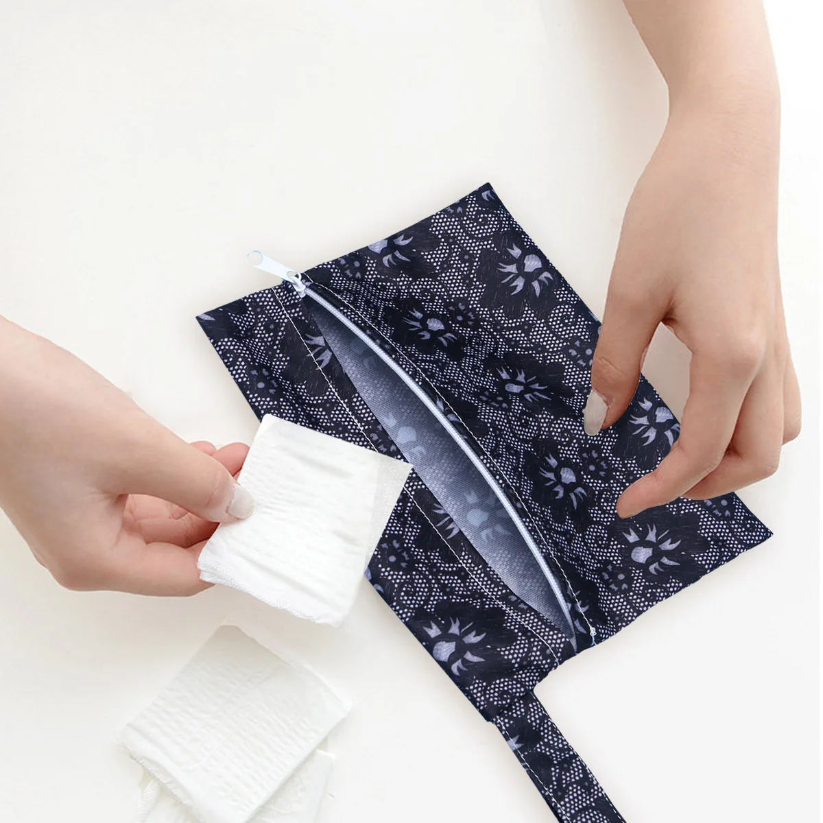 حقيبة المناشف الصحية نسيج مقاوم للماء مادة البولي يوريثان 14 × 18 سم طباعة زهور سوداء تصميم خفيف الوزن بسحاب للمشي في الهواء الطلق #5