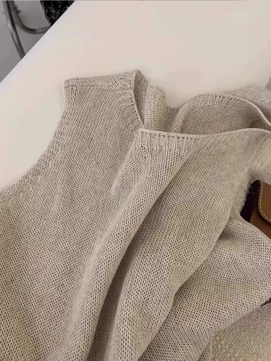 เสื้อกั๊กไหมพรมถักสไตล์วินเทจสำหรับผู้หญิง ดีไซน์เกาหลีใหม่ ปี 2025 ทรงหลวม ใส่ได้ทุกวัน ดีไซน์สวย ดูดี สีพื้น