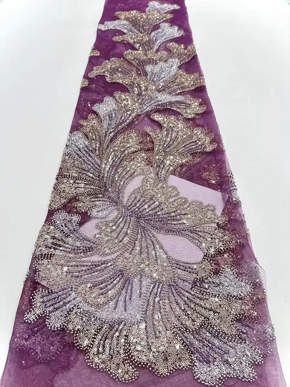 Сшитая роскошной французской кружевной ткани с блестками, африканской вышивкой жениха из бисера, нигерийским и качественным платьем.