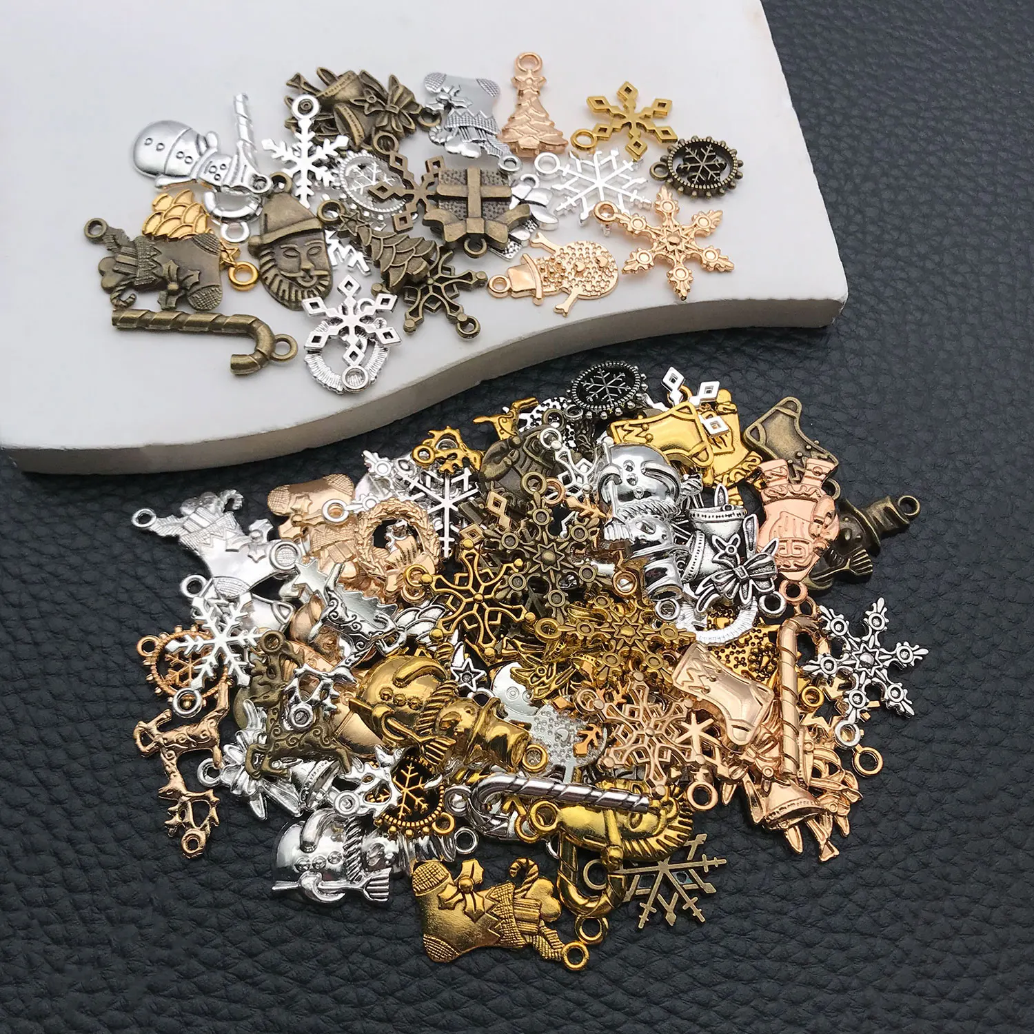 20/100pcs Christmas Tree Charms Snowflake Charm Bulk Snowman Santa Claus Jingle Bells Reindeer Winter Charms for DIY Crafts Supp