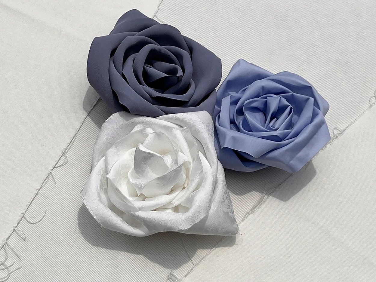 Accessoires de fleurs en satin fleuri tissés à la main avec décorations de corsage