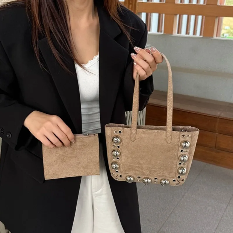 

Популярные ручные маленькие квадратные сумки с заклепками, винтажная большая сумка для женщин, качественная сумка из искусственной замши, роскошные дизайнерские сумки и кошельки